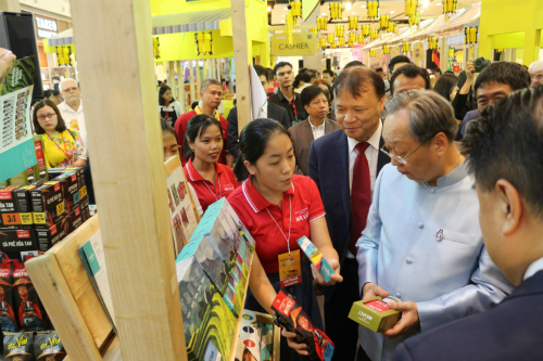 Ông Sontirat Sontijirawong - Bộ trưởng Bộ Thương mại Thái Lan (Áo xanh dương) và ông Đỗ Thắng Hải - Thứ trưởng Bộ Công thương Việt Nam (đeo ravat) tham quan một gian hàng chiều ngày 22/8.