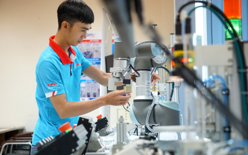 Một góc tổ hợp thực hành robot tự động hóa của Trung tâm Đào tạo và Chuyển giao công nghệ Việt Nhật thuộc Khu công nghệ cao TP HCM. Ảnh: Viễn Thông