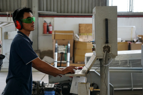 Công nhân điều khiển máy cắt bằng tia nước tại một nhà máy ở Khu công nghiệp Tân Tạo (TP HCM). Ảnh: Viễn Thông