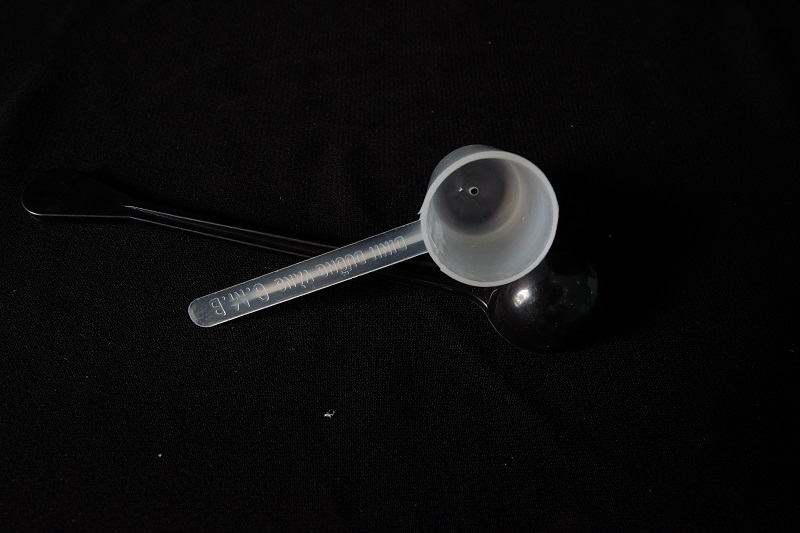 Plastic measuring spoon
